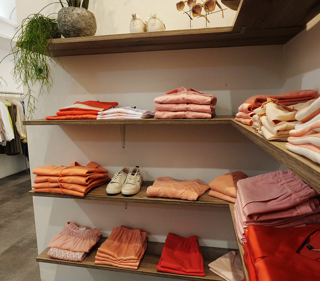 Oberteile und Schuhe im Modegeschäft Francis