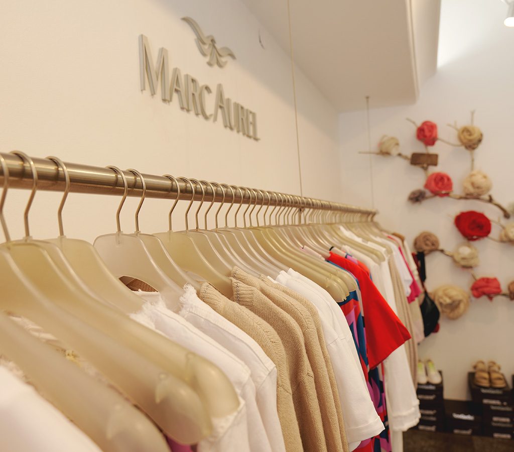 Oberteile im Modegeschäft Francis in Salzburg